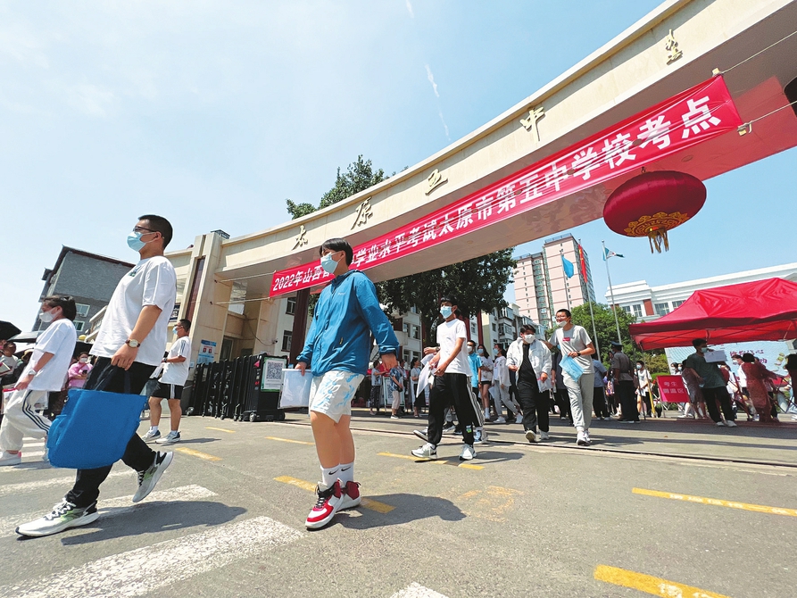 六月二十日，中考太原五中考点，完成首门考试的考生满怀信心走出考场。记者李兆民摄