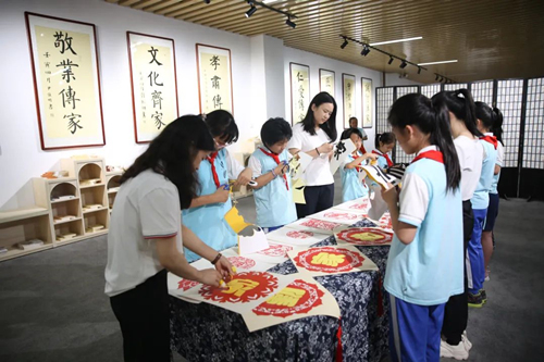 1、长沙市雨花区校园清廉家风馆开馆。受访单位供图