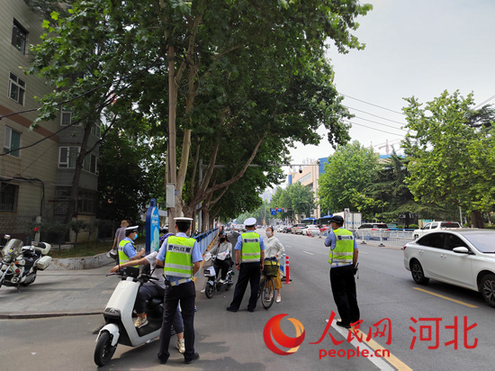 石家庄交警在查处非机动车违章。人民网祝龙超摄