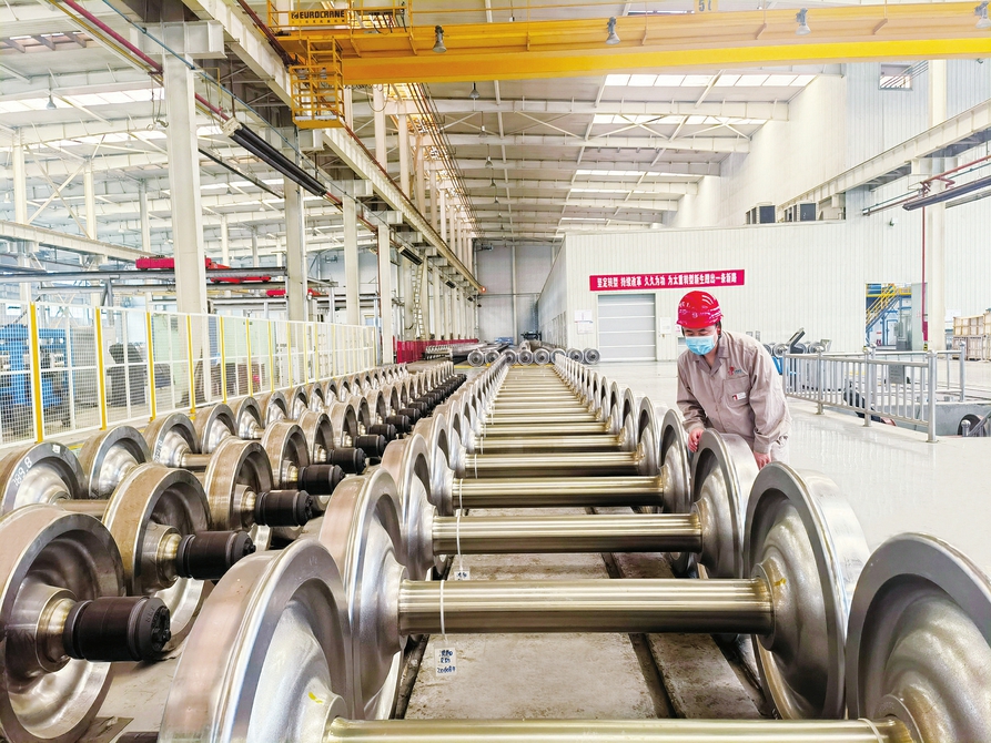 6月28日，太原重工轨道交通设备有限公司轮轴厂内，生产班组长正在对轮对产品进行信息核对和外观质量检查。 苏小宇摄