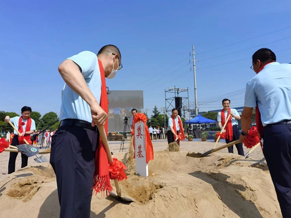 作为今年荷花节“开场秀”，理士新能源智造园区项目正式开工。人民网 马晓波摄