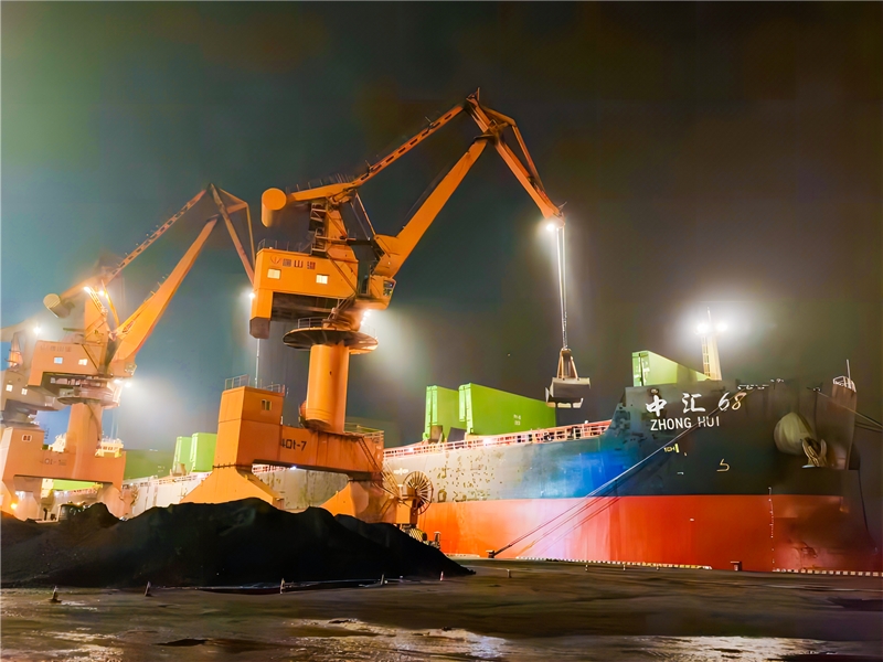 6月18日凌晨，一艘货轮正在京唐港装载山西焦煤集团的优质商品煤，即将发往广州华润热电公司。