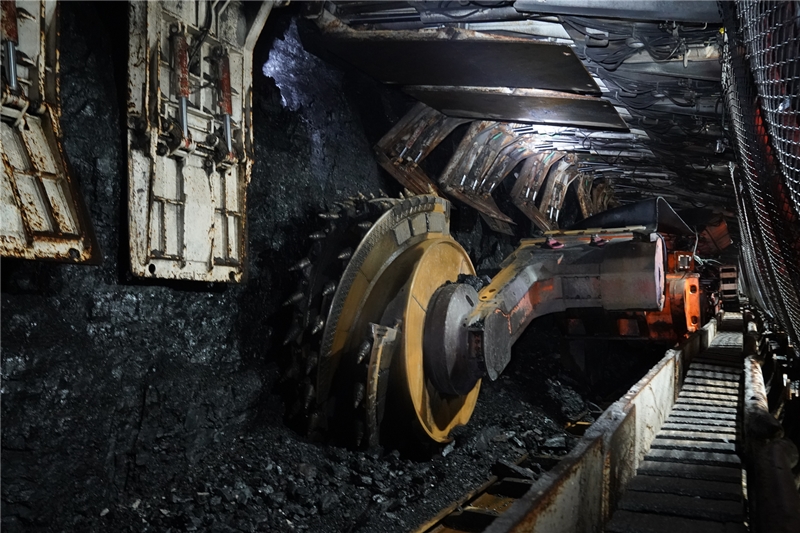 山西焦煤西山煤电斜沟矿综采队18106智能化工作面采煤机正在高速运转中。