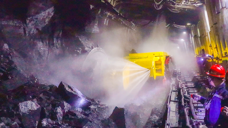 在山西焦煤山煤国际霍尔辛赫煤业3803工作面，员工通过机械化、智能化采煤设备，实现了安全高效生产。