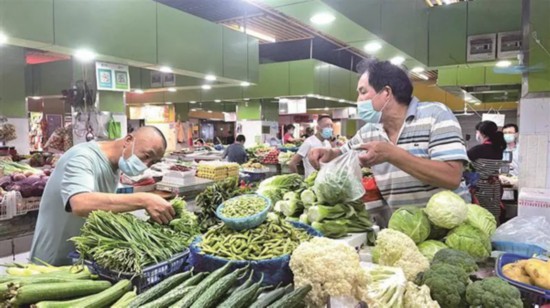 无锡市民在沁扬市场和往常一样购买农副产品。宗晓东摄