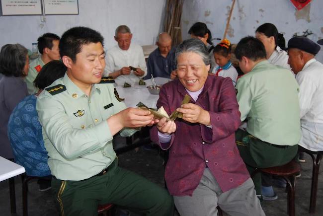 赵德恒与孤寡老人共度端午佳节 。 滨州市公安局海岸警察支队岔尖派出所供图