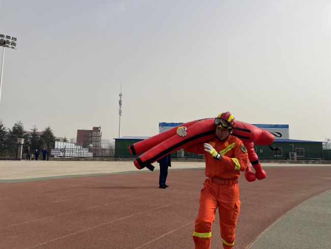 石乔丹正在练习四百米疏散物资项目 假人重量为60kg （烟台市芝罘岛特勤消防救援站供图）