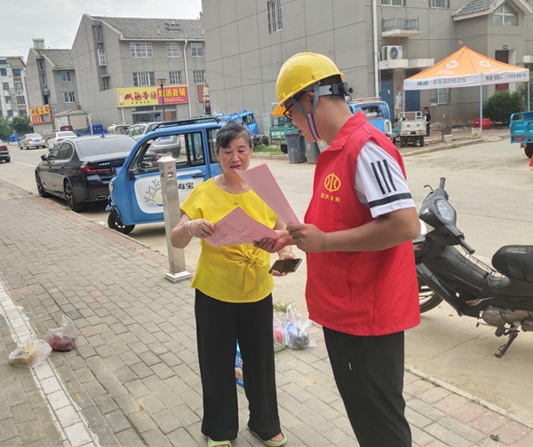 泗洪县水利部门党员志愿者开展“供水宣传进社区”便民服务活动。朱小娟摄