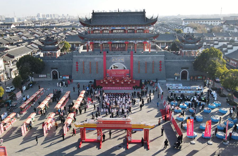 城门挂春联，金湖冲刺“开门红”。陈义宝摄