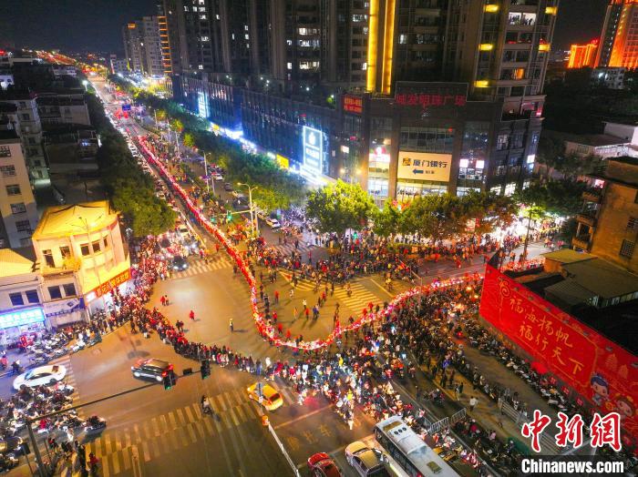 新春走基层）福新利体育下载建上杭：花灯闪耀 民俗巡游共庆新春(图1)