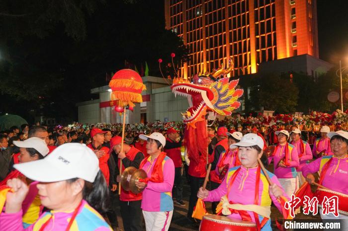 新春走基层）福新利体育下载建上杭：花灯闪耀 民俗巡游共庆新春(图2)