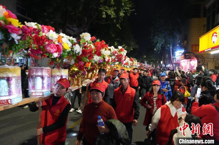 新春走基层）福新利体育下载建上杭：花灯闪耀 民俗巡游共庆新春(图3)
