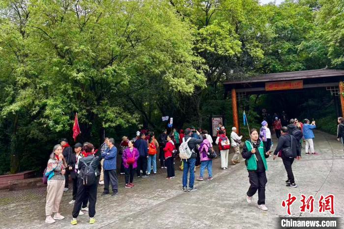 “西南专列乐游神州”首趟旅游专列抵达宁夏固原 800余名游客开启清凉之旅