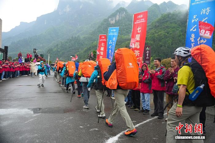 张家界七星山户外挑战赛开赛135名选手踏上征途(图1)