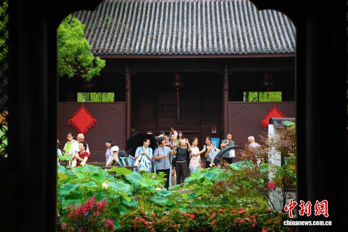 第三届西湖莲荷展在浙江杭州举行