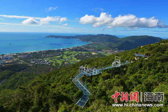 图为中外游客畅游三亚亚龙湾热带天堂森林旅游区的情景。（黄庆优摄）