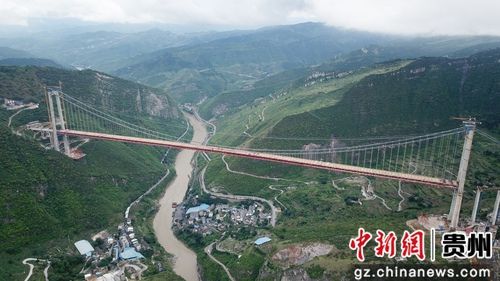这三个图说写5月30日，贵州习水，世界山区峡谷第一高塔悬索桥——赤水河大桥顺利合龙。