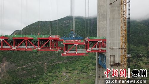 5月30日，贵州习水，世界山区峡谷第一高塔悬索桥——赤水河大桥最后一节钢桁梁正在拼装。赤水