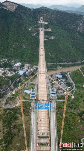 这三个图说写5月30日，贵州习水，世界山区峡谷第一高塔悬索桥——赤水河大桥顺利合龙。