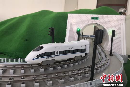 图为轨道交通实验室模拟火车穿过隧道。　刘玉桃 摄