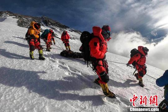 中国登山者伸援手一外籍登山运动员珠峰北坡获救