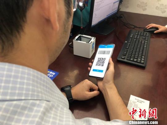 “健康医保卡”使用操作演示。 翁娴 摄