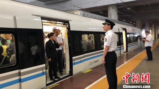 图为开通现场。 吴昊 摄