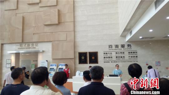 图为杭州某医院内一站式服务区。 张煜欢 摄
