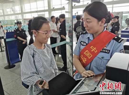 工作人员协助儿童使用自助通道。 余熙楚娃 摄