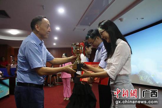 图为来宾市委常委、副市长徐韬为一等奖获得者颁奖。