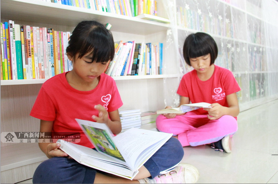 蒲公英之家的孩子们在雯熙爱心图书馆认真看书。广西新闻网记者 陶媛摄