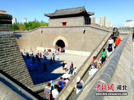 图为再建的古霸州“益津八景”之一的“北楼山色”，由城楼、箭楼、瓮城组成。 张泰源 摄