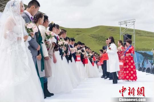 图为草原婚礼现场。　崔琳 摄