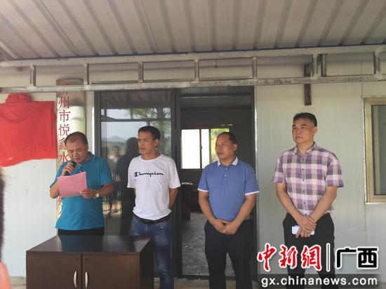 鱼峰区人社局党组书记许成爱在扶贫车间揭牌仪式上讲话。