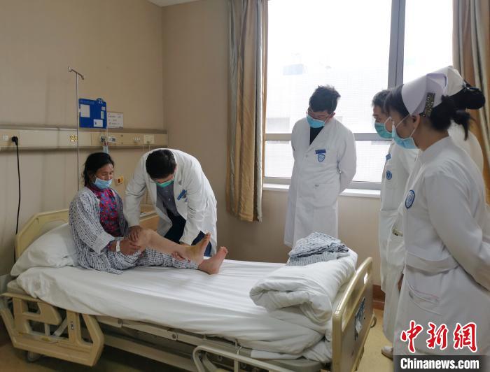 跨越2800公里12名藏族民众赴京接受免费大骨节病手术治疗