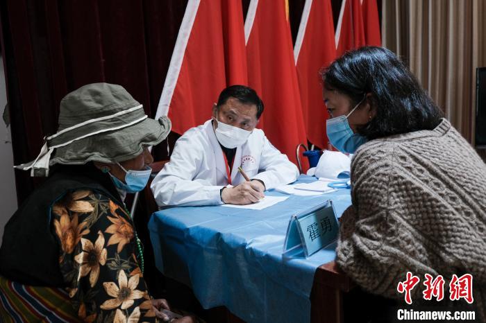 北京大学第一医院教授、主任医师霍勇在义诊现场接诊。　江飞波 摄