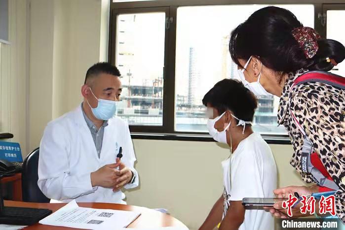 上海专家一台高难度手术解决多个难题命悬一线的藏族小伙获救