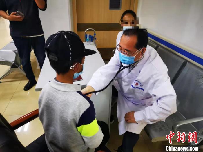 援藏医生带日喀则先心病患儿来上海接受公益治疗