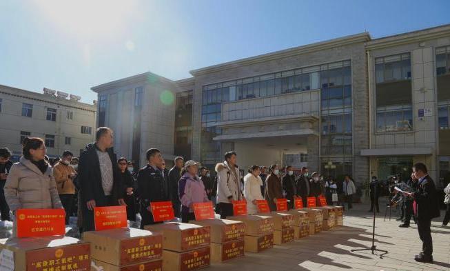 全国总工会向西藏赠送近千台便携式制氧机