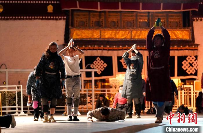 西藏拉萨:“萨嘎达瓦”迎来信众朝拜高峰