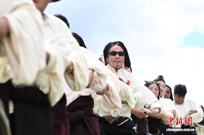 西藏那曲恰青赛马节男女混合拔河比赛激情上演