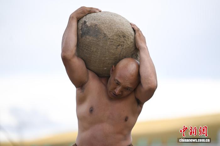 西藏那曲恰青赛马节开幕抱石头比赛展力量之美