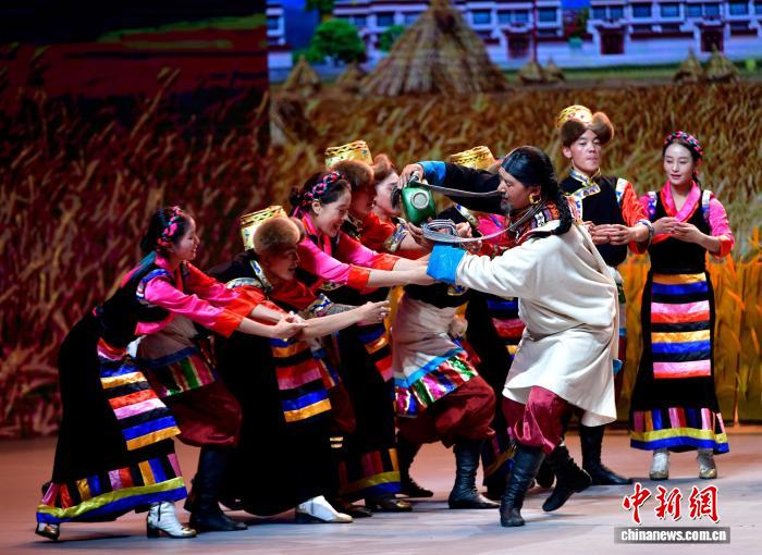 拉萨举行专场慰问演出庆祝西藏自治区成立60周年