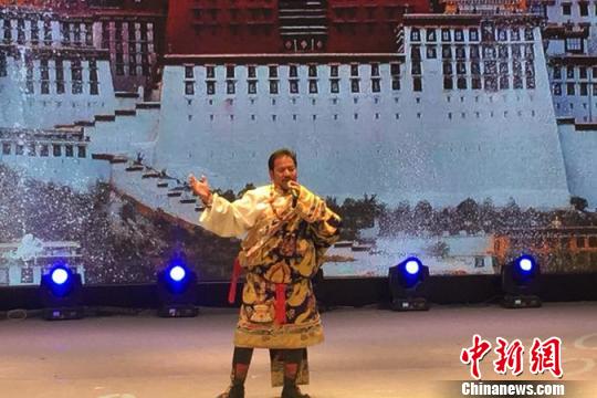 图为西藏民族歌舞演出团队参加南京跨年诗会。雪域萱歌 供图