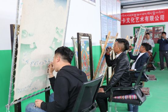 一批年轻的农牧民唐卡绘画艺人在成长。