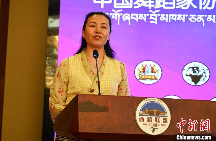 图为西藏自治区舞蹈家协会主席达娃拉姆致辞。 赵朗 摄
