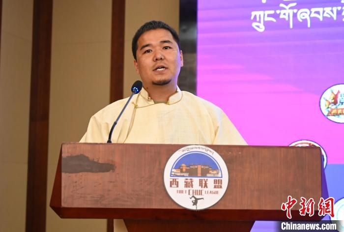 图为西藏街舞联盟常务副主任朗卡旺青致辞。 赵朗 摄