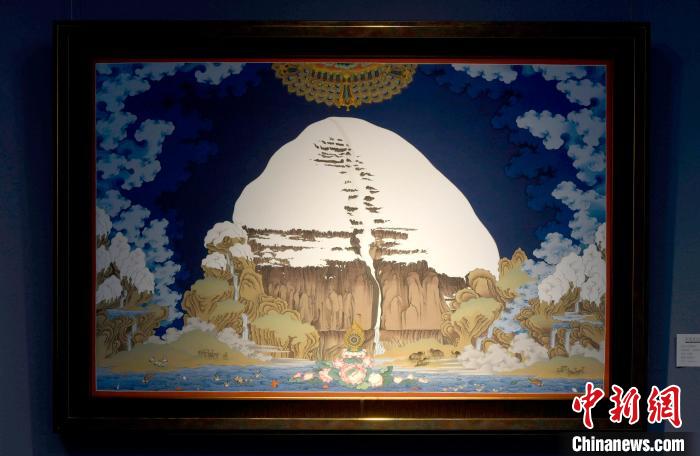 图为5月16日，展览中新创唐卡作品《冈底斯山》。　李林 摄