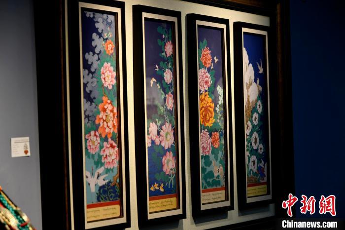 图为5月16日，展览中新创唐卡作品《四季花》。　李林 摄