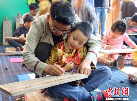 西藏小学生练习藏文书法正回归传统方式